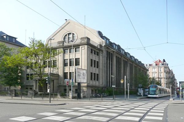 Photo de l'Appart'city de Strasbourg centre avec le passage du tramway