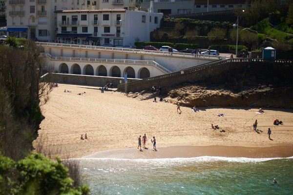 Vue de la plage du vieux port de Biarritz