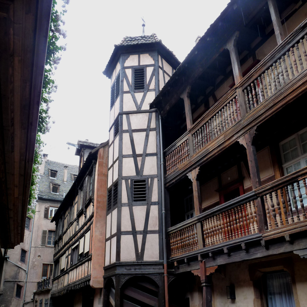 Photo de la façade à colombage de l'hôtel la cour du corbeau 4* à Strasbourg