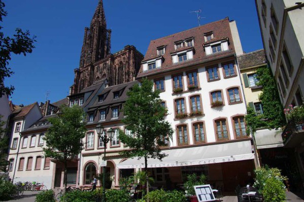 Photo de la façade de l'hôtel Le Rohan avec la cathédrale Notre Dame de Strasbourg en fond