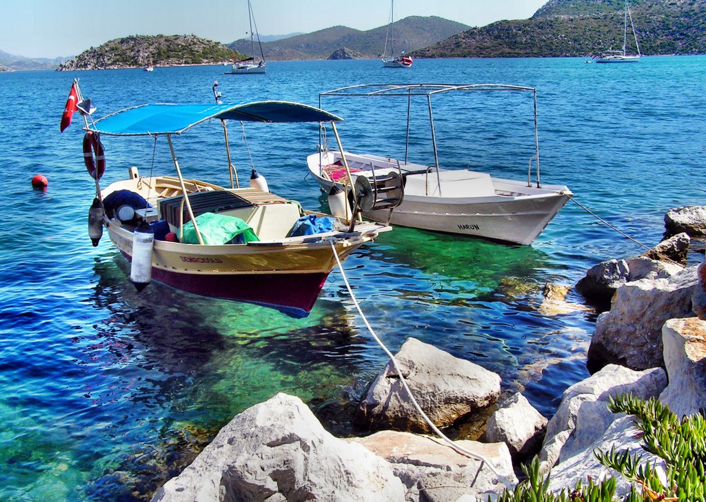 photo de bateaux de pêche typique sur la plage d'Antalya 